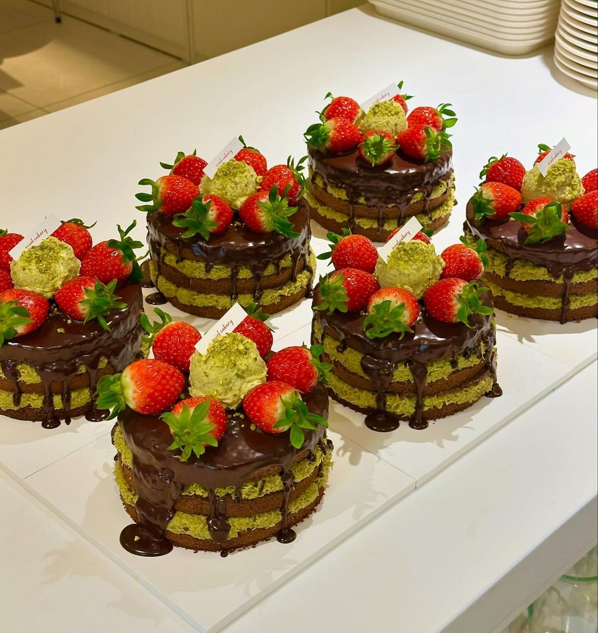 번갈아 쌓아올린 초코시트와 피스타치오 카다이프가 돋보이는 두바이 초코 홀케이크. | 이미지 출처: 미엘케이커리 인스타그램