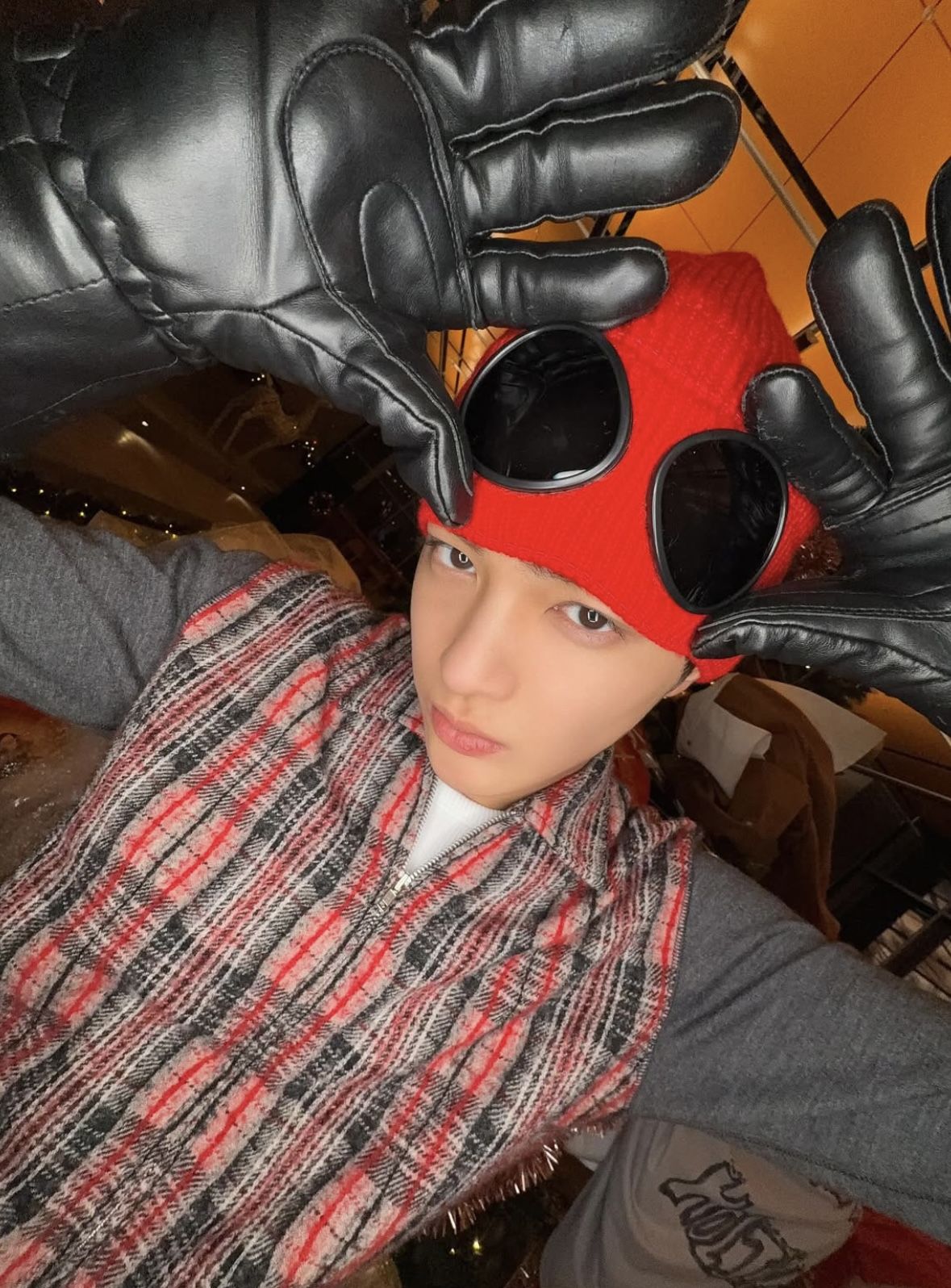 씨피컴퍼니의 비니를 쓰고 크리스마스 느낌을 물씬 내는 건호 / 이미지 출처: 인스타그램 @cortis