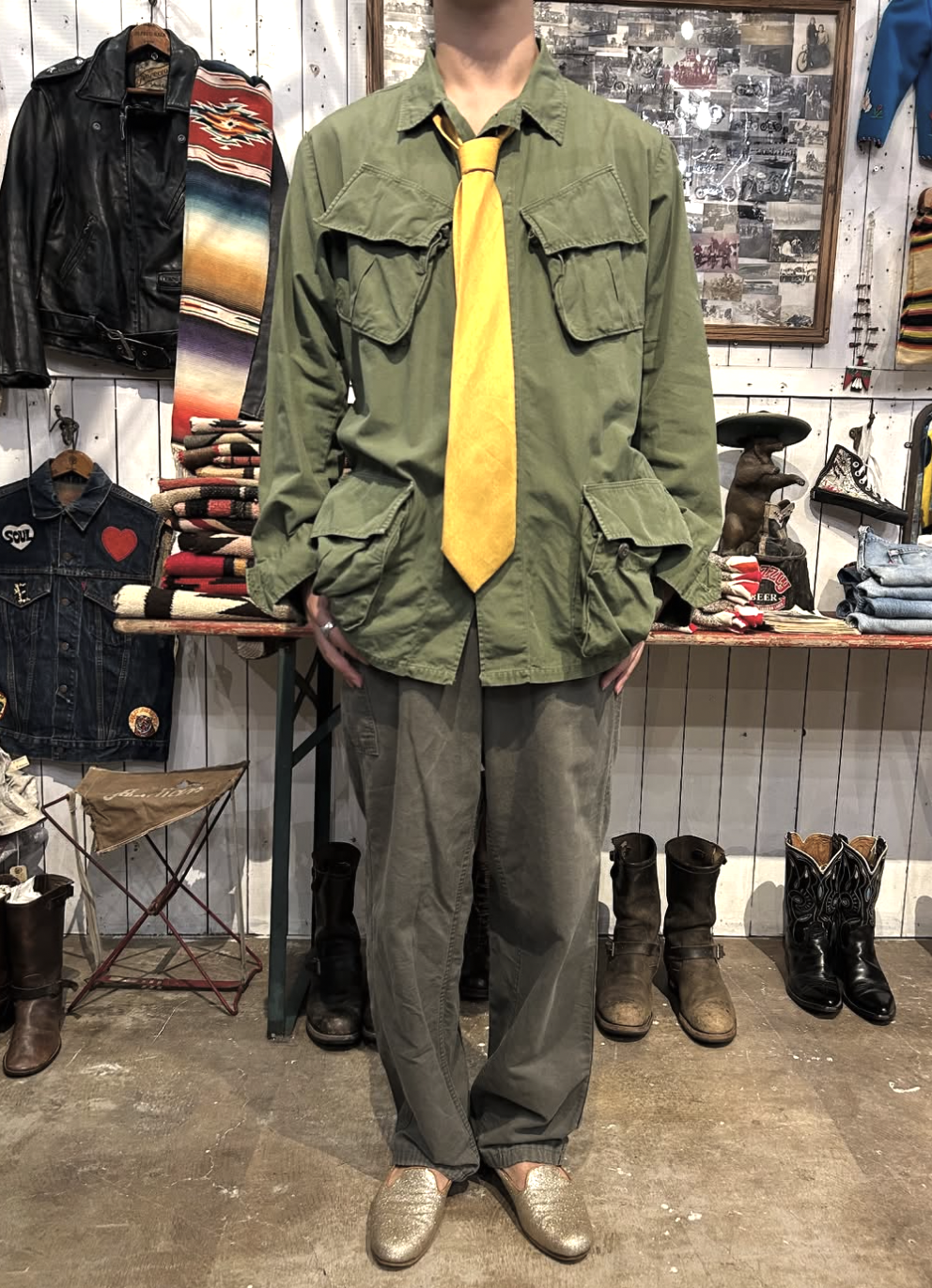 1990년대 미군 퍼티그 자켓을 입은 스태프 이미지 / 이미지 출처: 인스타그램 @jantiques.nakameguro