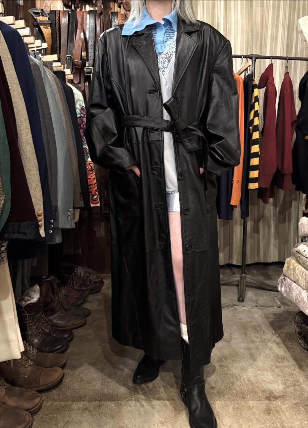 1990년대 빈티지 레더 코트를 입은 스태프 이미지 / 이미지 출처: 인스타그램 @jantiques.nakameguro