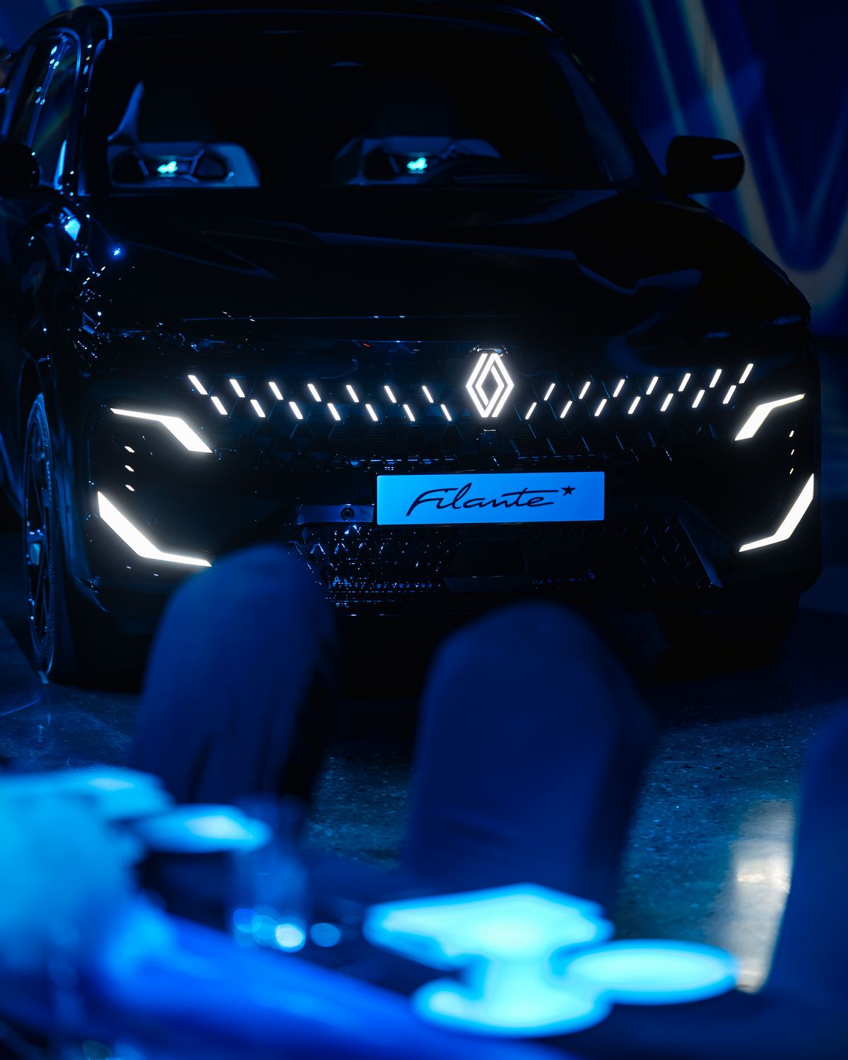 르노 FILANTE의 전면 그릴 모습. LED 조명이 인상적이다.