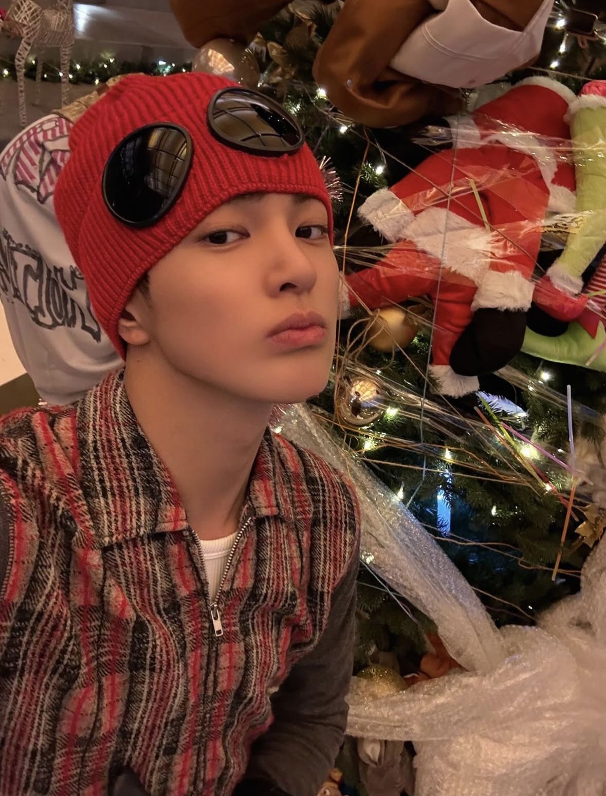 씨피컴퍼니의 비니를 쓰고 크리스마스 느낌을 물씬 내는 건호 / 이미지 출처: 인스타그램 @cortis