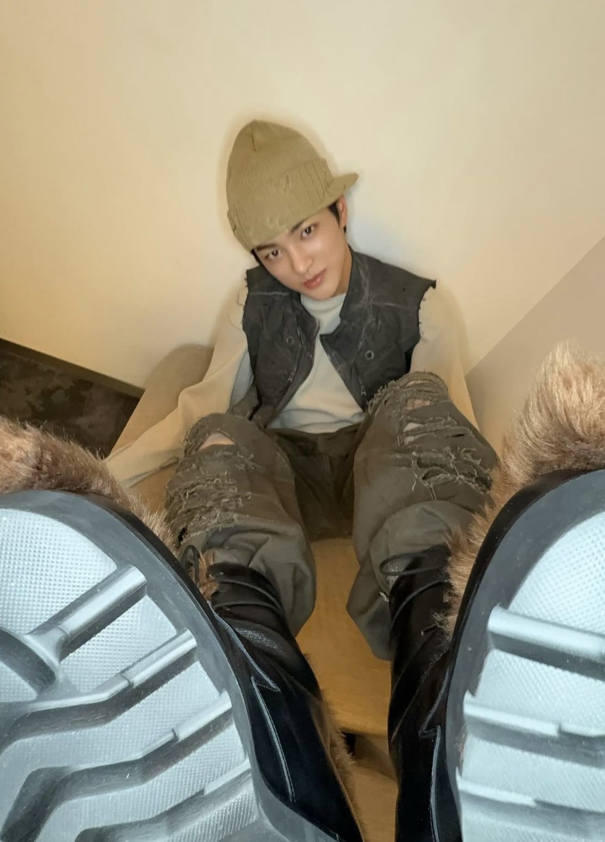 알렉산더 디제노바의 언더그라운드 페인터 팬츠를 입고 그런지 룩을 선보인 건호 / 이미지 출처: 인스타그램 @cortis