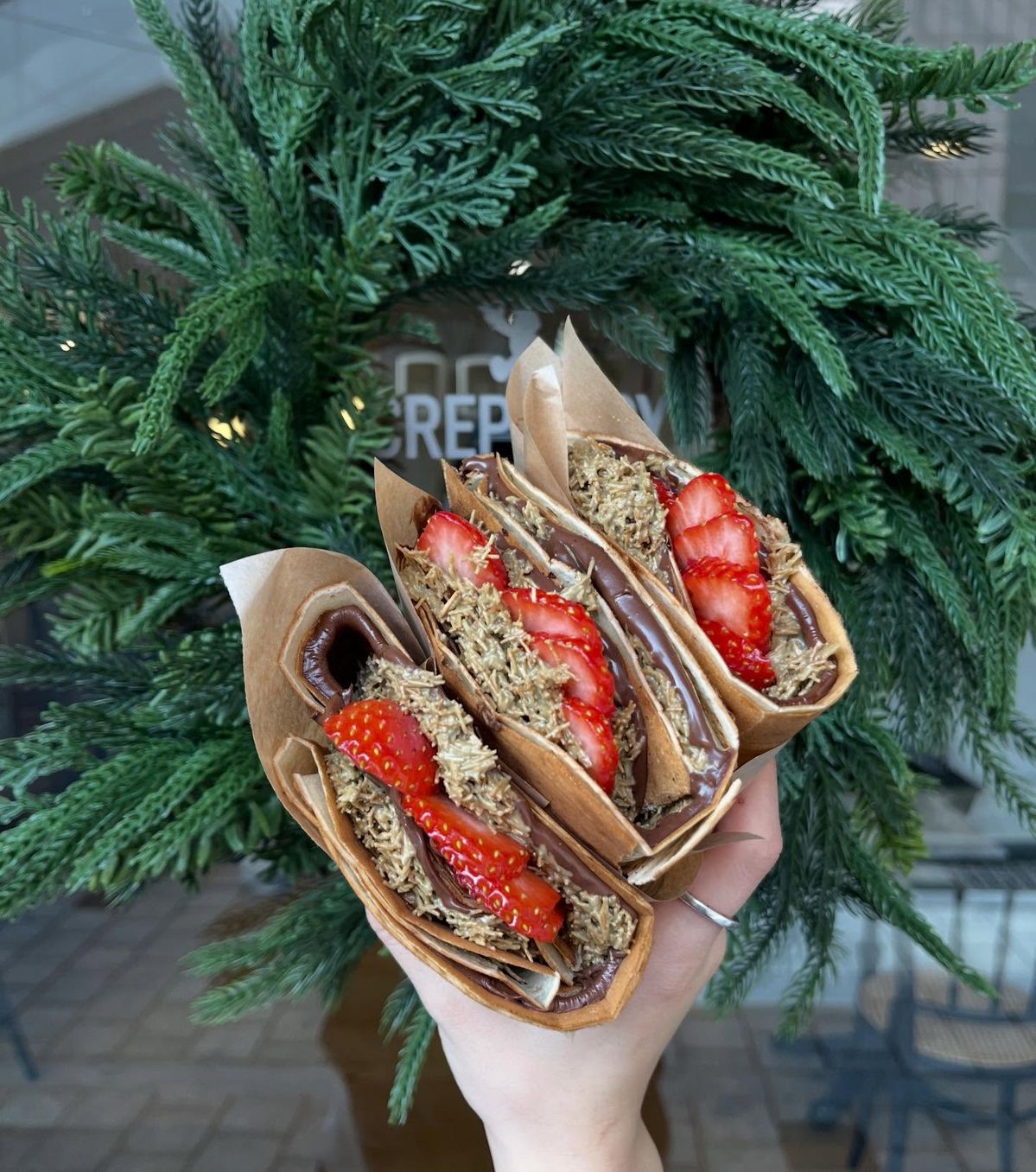 크레페 안에 누텔라, 피스타치오 카다이프, 딸기 슬라이스를 넣은 두바이 생딸기 크레페. | 이미지 출처: 크레페보이 인스타그램