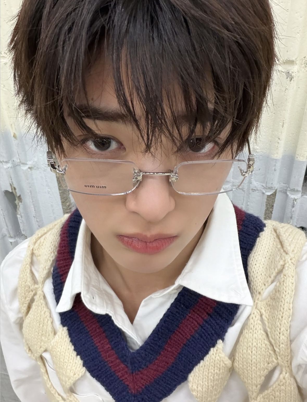 미우미우의 안경을 쓰고 긱시크 스타일을 선보인 건호 / 이미지 출처: 인스타그램 @cortis