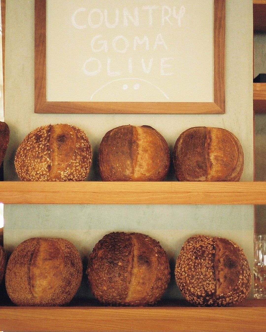 매일 아침 갓 구운 빵을 판매하는 파크렛. / 이미지 출처 : 인스타그램 @parkletbakery