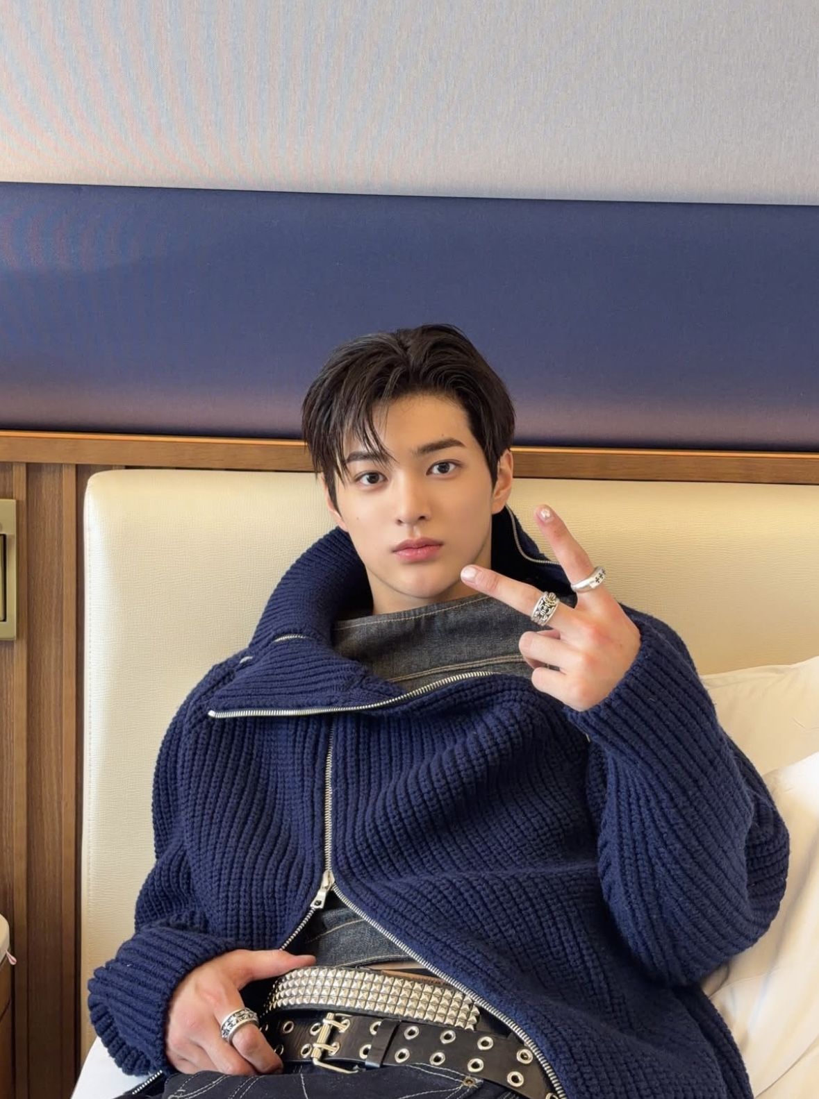 드리스 반 노튼의 울 니트 집업을 입고 캐주얼한 룩을 살린 건호 / 이미지 출처: 인스타그램 @cortis