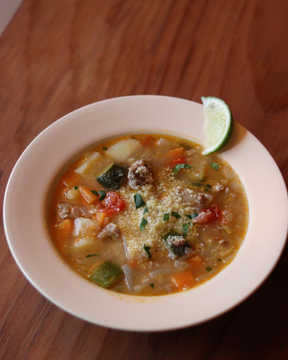 아침에 가볍게 즐기기 좋은 간단한 샐러드와 수프를 선보인다. / 이미지 출처 : 인스타그램 @lou_nakano