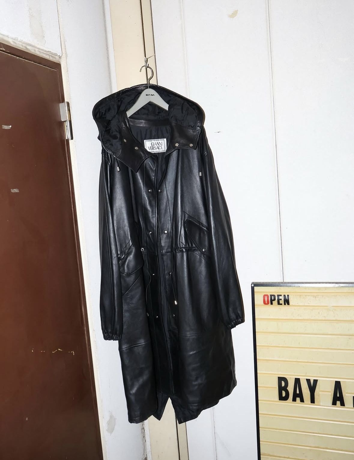 베르사체의 레더 코트 이미지 / 이미지 출처: 인스타그램 @bay_apt
