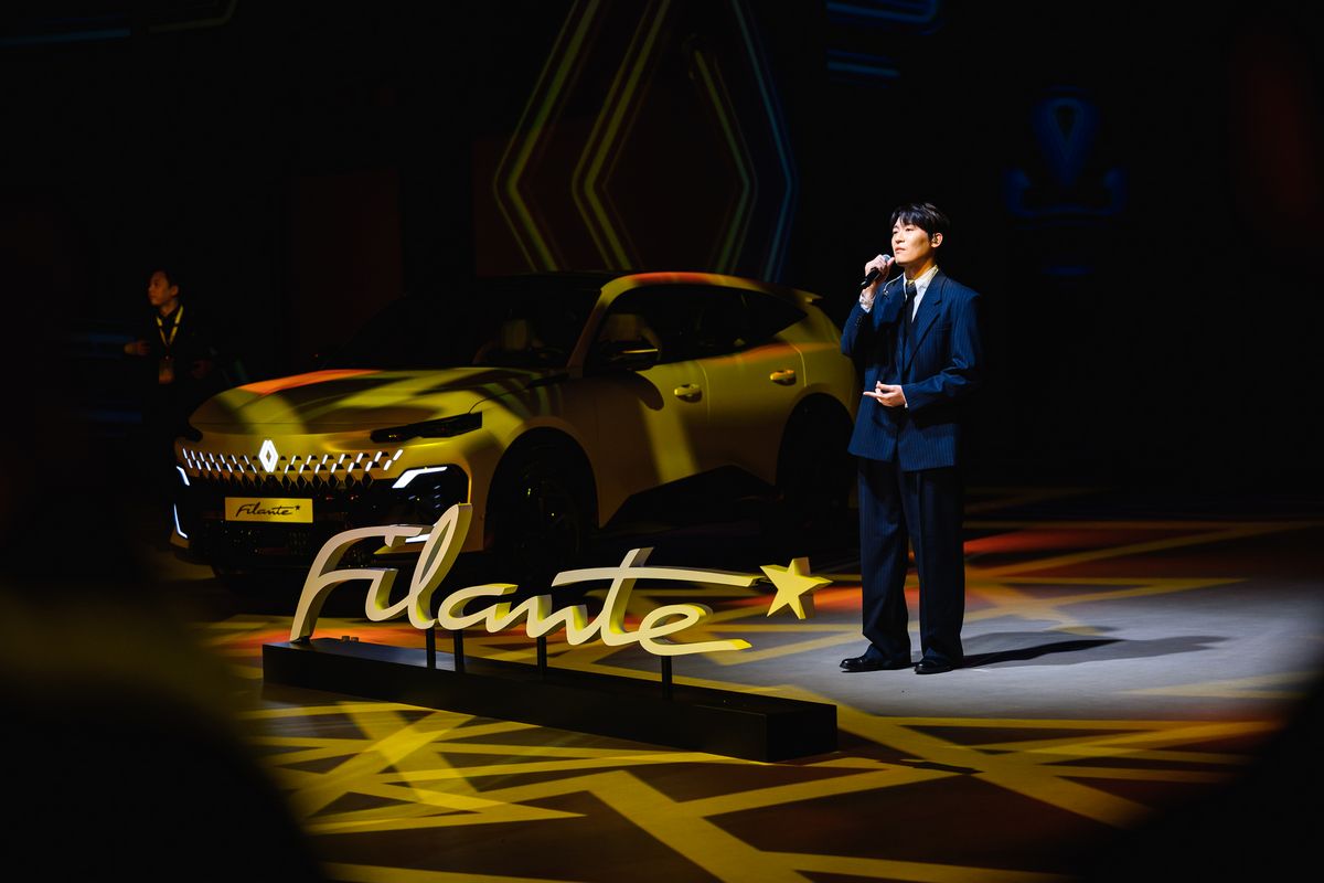 르노 FILANTE 공개 행사에서 공연을 하는 존박.