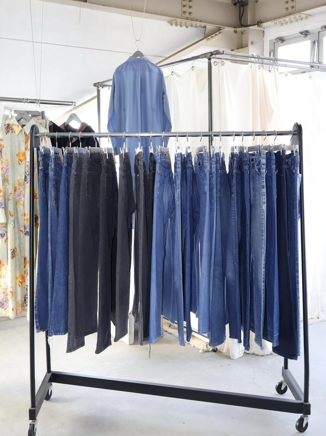 리바이스의 데님 팬츠 이미지 / 이미지 출처: 인스타그램 @bay_apt