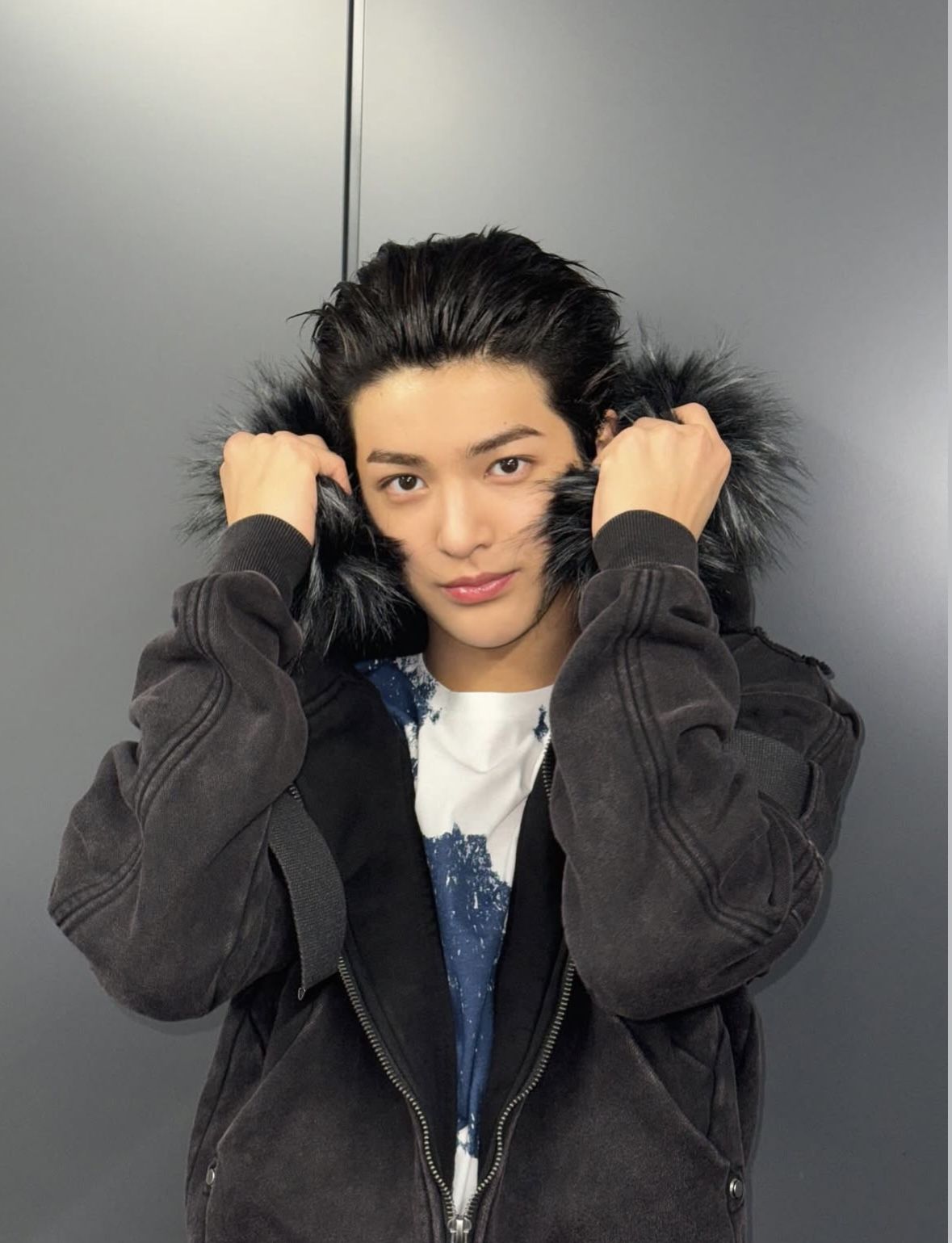 레인저 카르텔의 퍼 후드 자켓을 입고 스트리트 룩을 살린 건호 / 이미지 출처: 인스타그램 @cortis