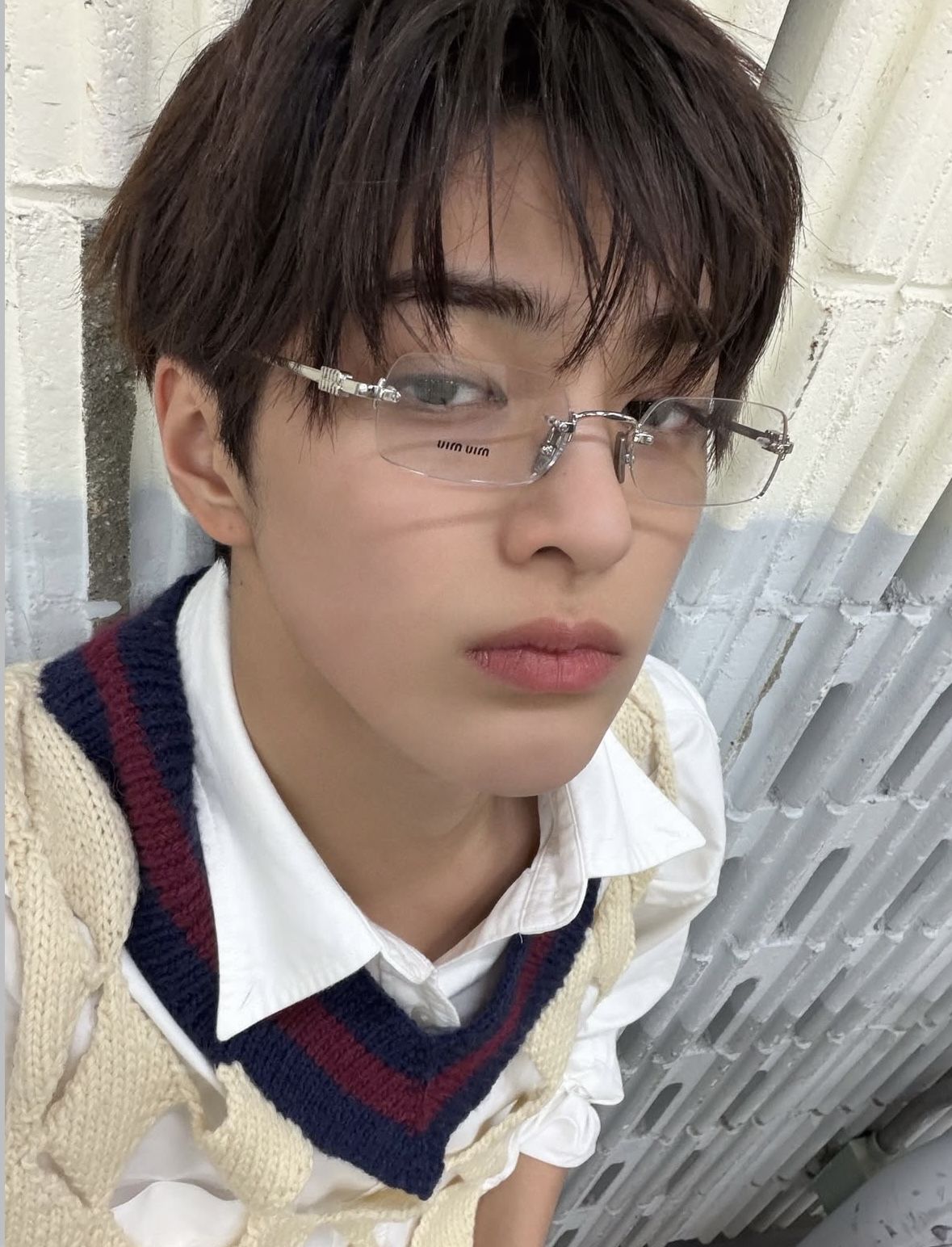 미우미우의 안경을 쓰고 긱시크 스타일을 선보인 건호 / 이미지 출처: 인스타그램 @cortis