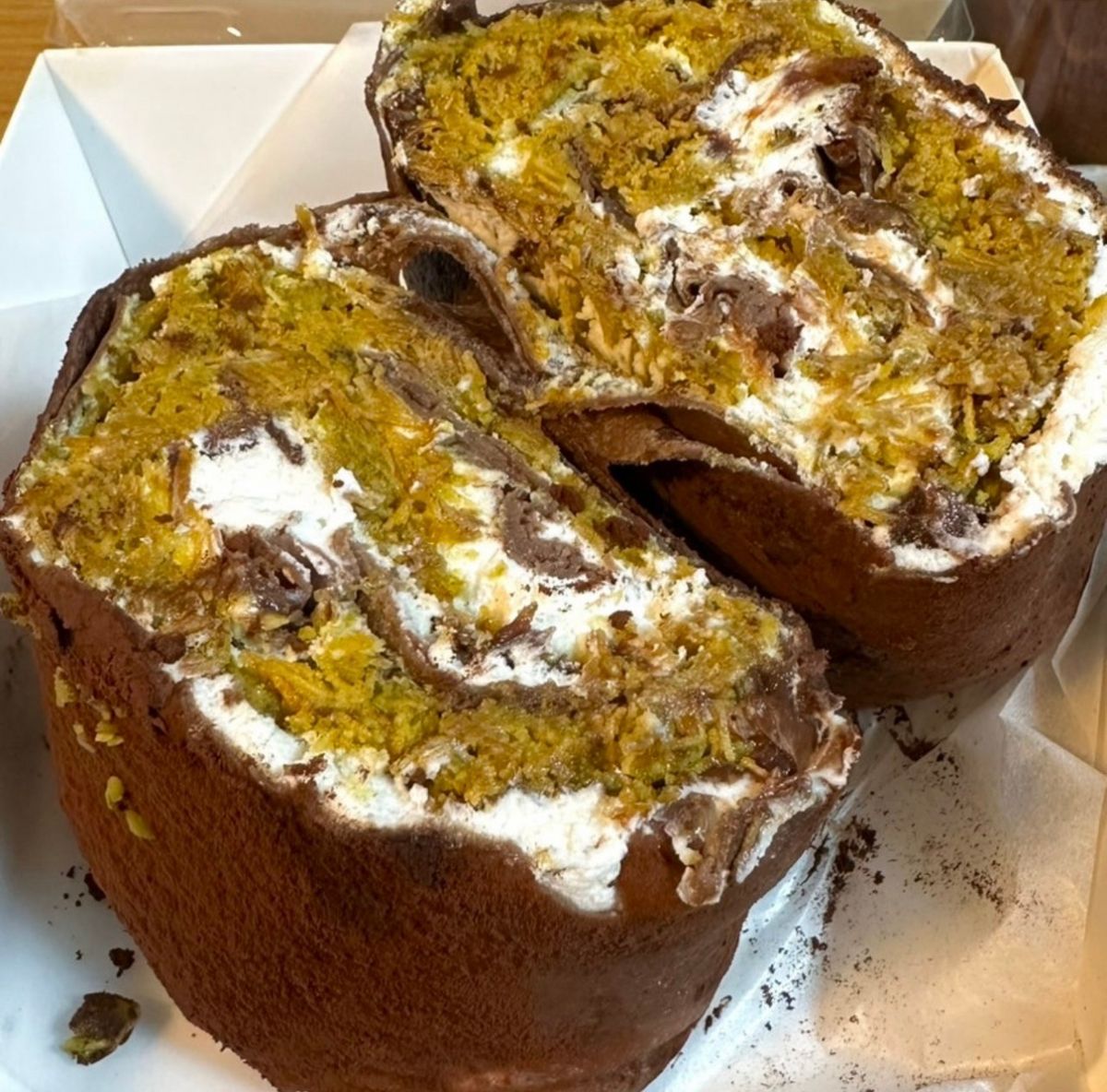 한때 유행했던 수건 케이크와 두바이 쫀득 쿠키를 접목해 선보인 두바이 수건 케이크. | 이미지 출처: 미엘케이커리 네이버지도 업체 제공 이미지