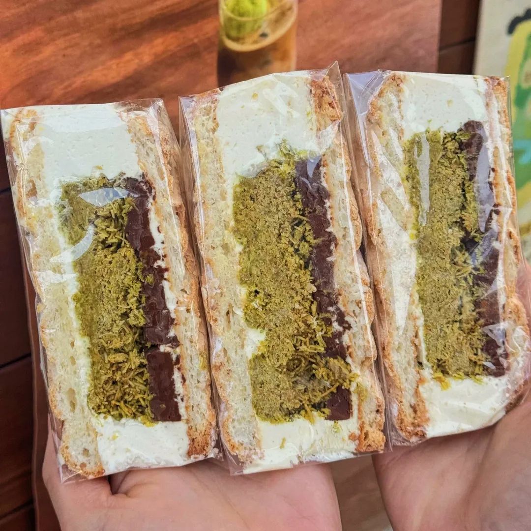 크림, 피스타치오 카다이프, 다크 초콜릿 가나슈를 두껍게 샌딩한 두바이 산도. | 이미지 출처: 윤숲 후르츠산도점 인스타그램