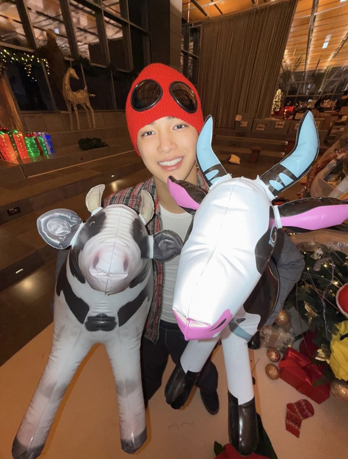 씨피컴퍼니의 비니를 쓰고 크리스마스 느낌을 물씬 내는 건호 / 이미지 출처: 인스타그램 @cortis