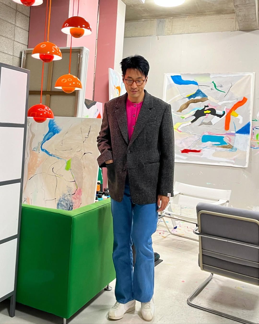 블레이저와 레드 스웨터로 화사한 분위기를 연출한 마이큐 / 이미지 출처: 인스타그램(@iammyq)