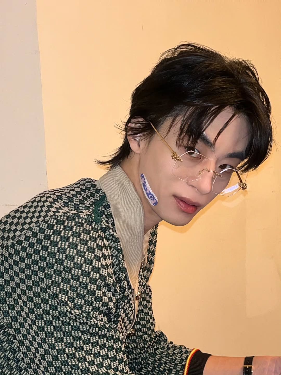 슬림한 니트톱에 밴드를 붙이고 등장한 구교환 / 이미지 출처: 인스타그램(@showbox.movie, @namooactors).