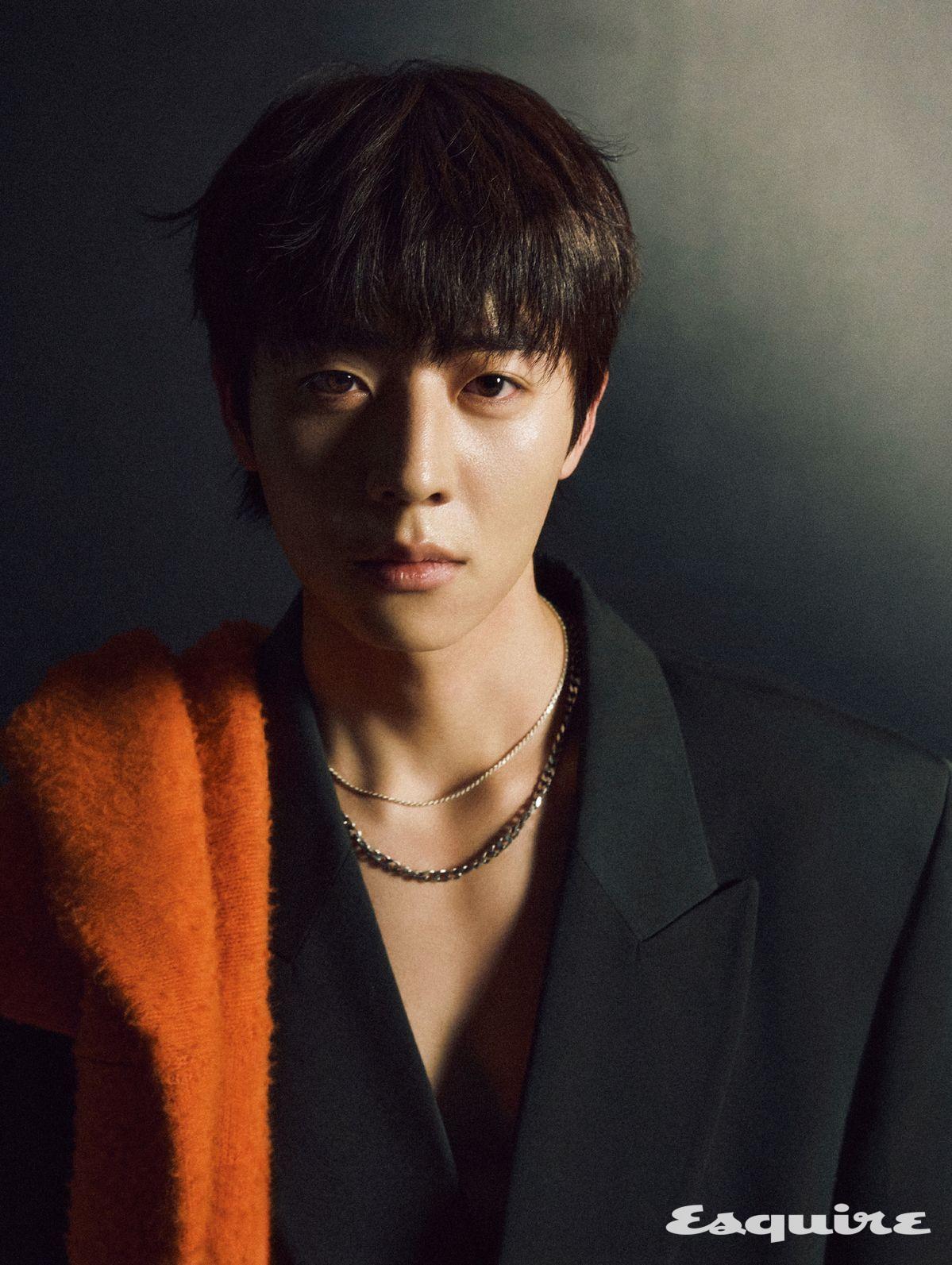 재킷 렉토. 스웨터 MSGM. 네크리스 톰 우드.