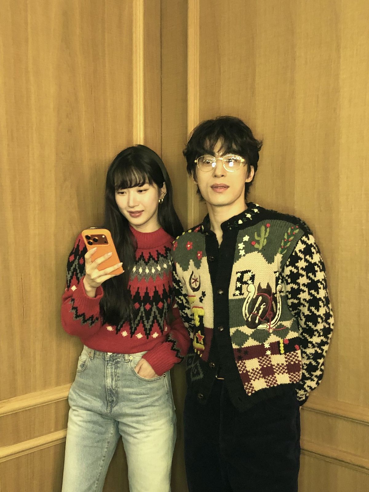 크리스마스 커플 스타일링으로 맞춘 구교환과 문가영 / 이미지 출처: 인스타그램(@showbox.movie, @namooactors).