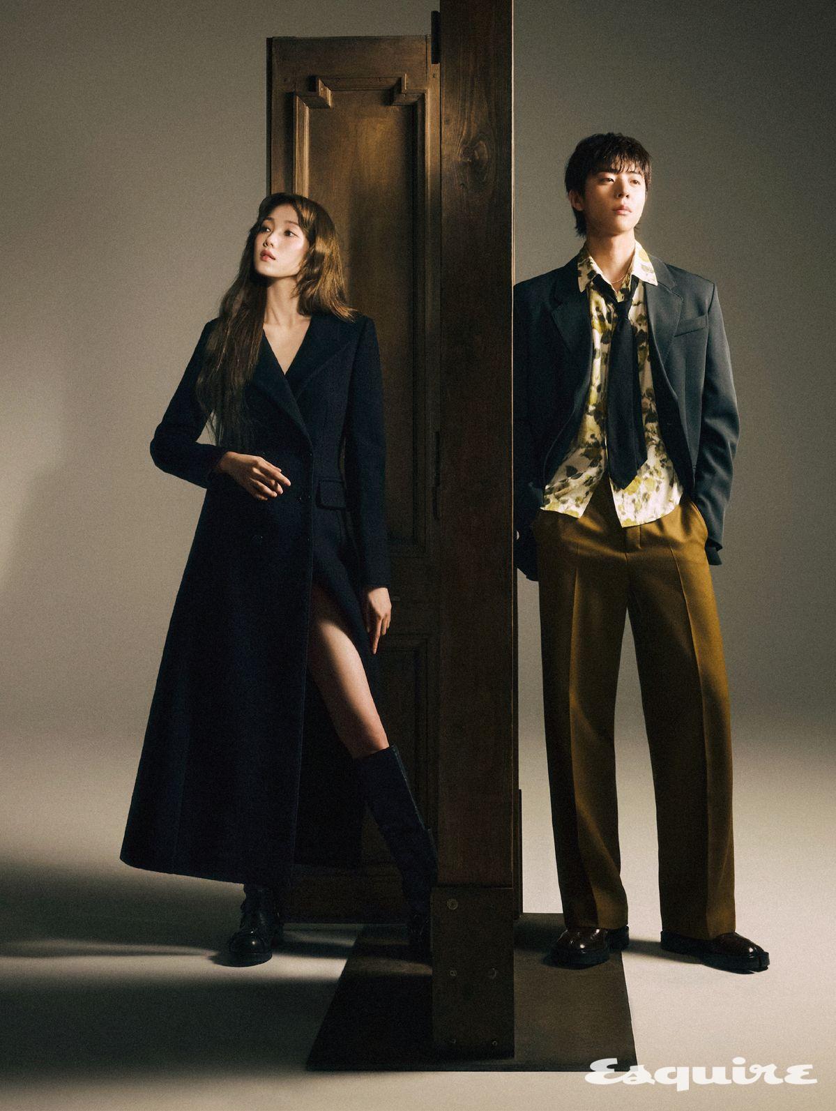 (이성경) 롱 코트, 부츠 모두 돌체앤가바나. (채종협) 재킷, 셔츠, 팬츠, 타이 모두 아미. 슈즈 메종 마르지엘라. 네크리스 스타일리스트 소장품.