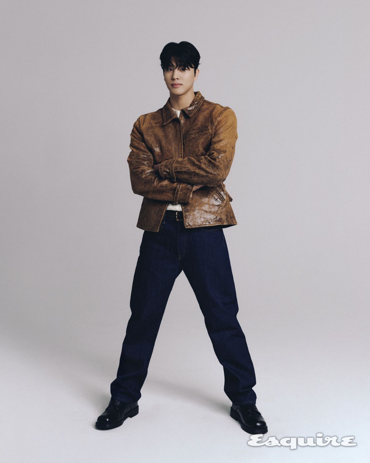  재킷, 니트 모두 폴로 랄프 로렌. 슈즈 디퍼슈.