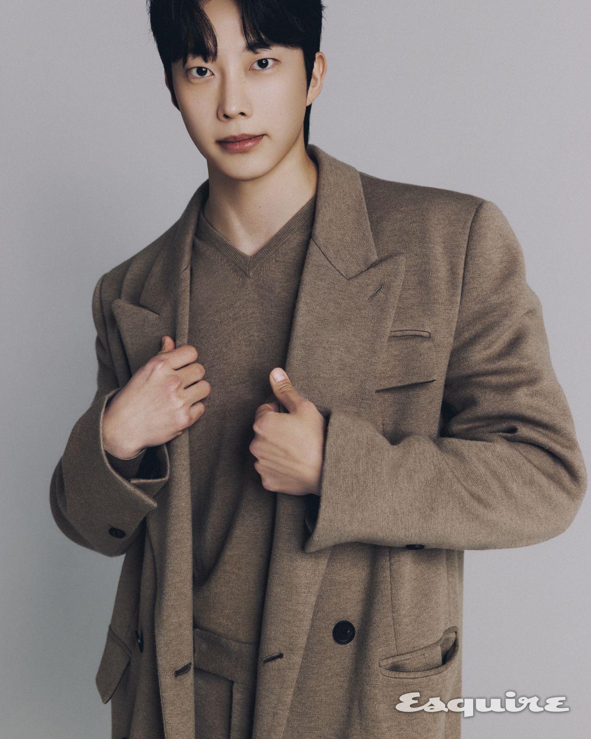 재킷, 니트, 팬츠 모두 페레가모.