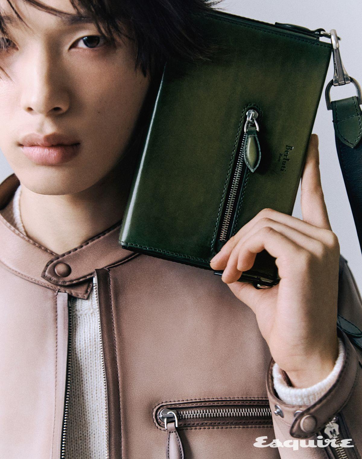 레더 재킷, 니트 톱, 원 주르 드 포쉐 백 모두 가격 미정 벨루티.