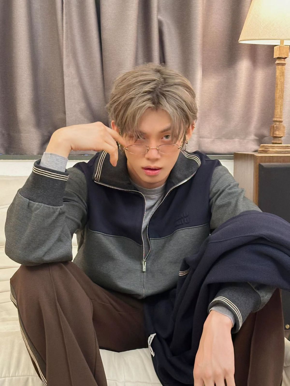 날카롭고 또렷한 이목구비를 더욱 강조한 연준의 실버 헤어 / 이미지 출처: 인스타그램(@yawnzzn)