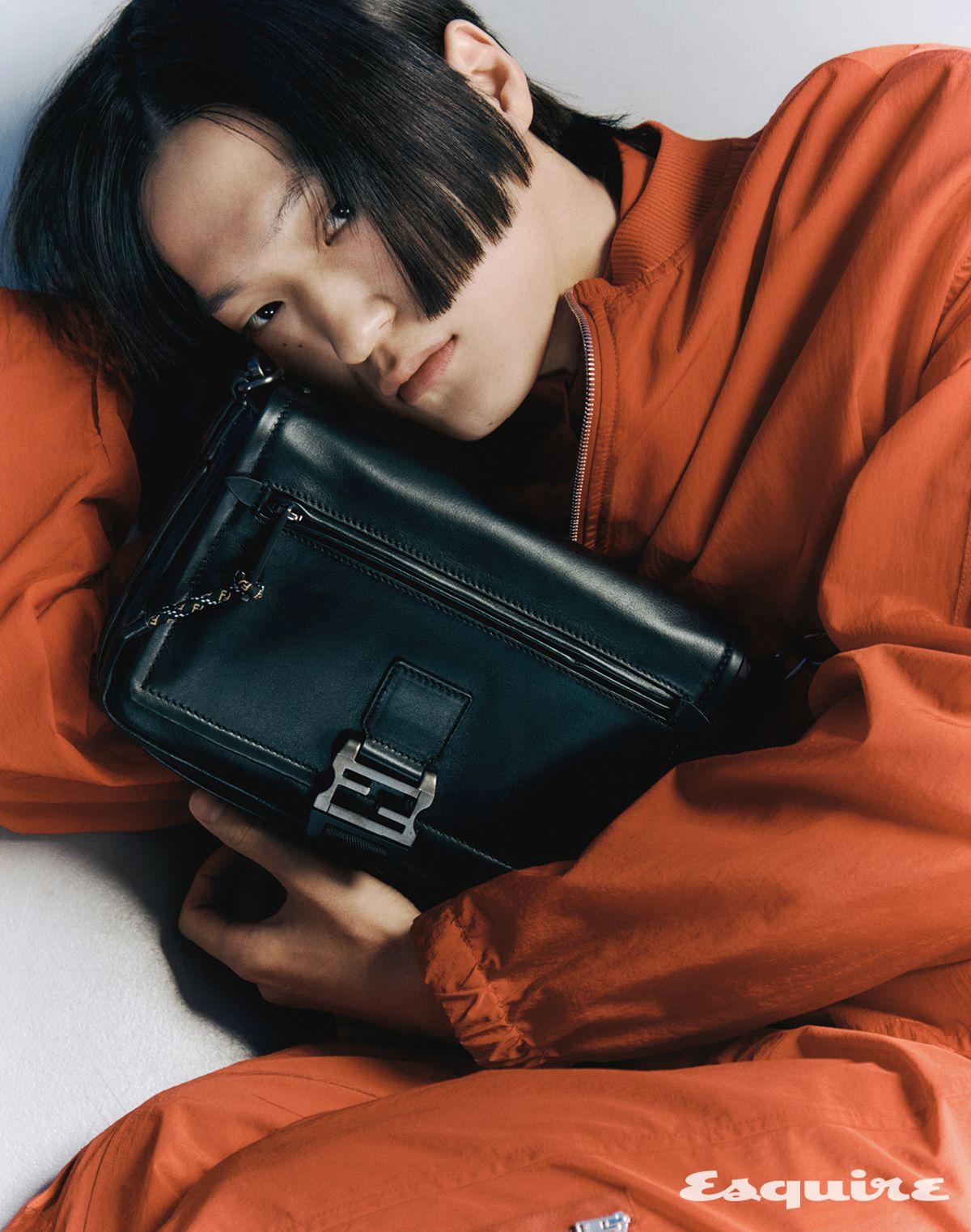 집업 재킷, 셔츠, 팬츠, 펜디 플러스 숄더백 모두 가격 미정 펜디.