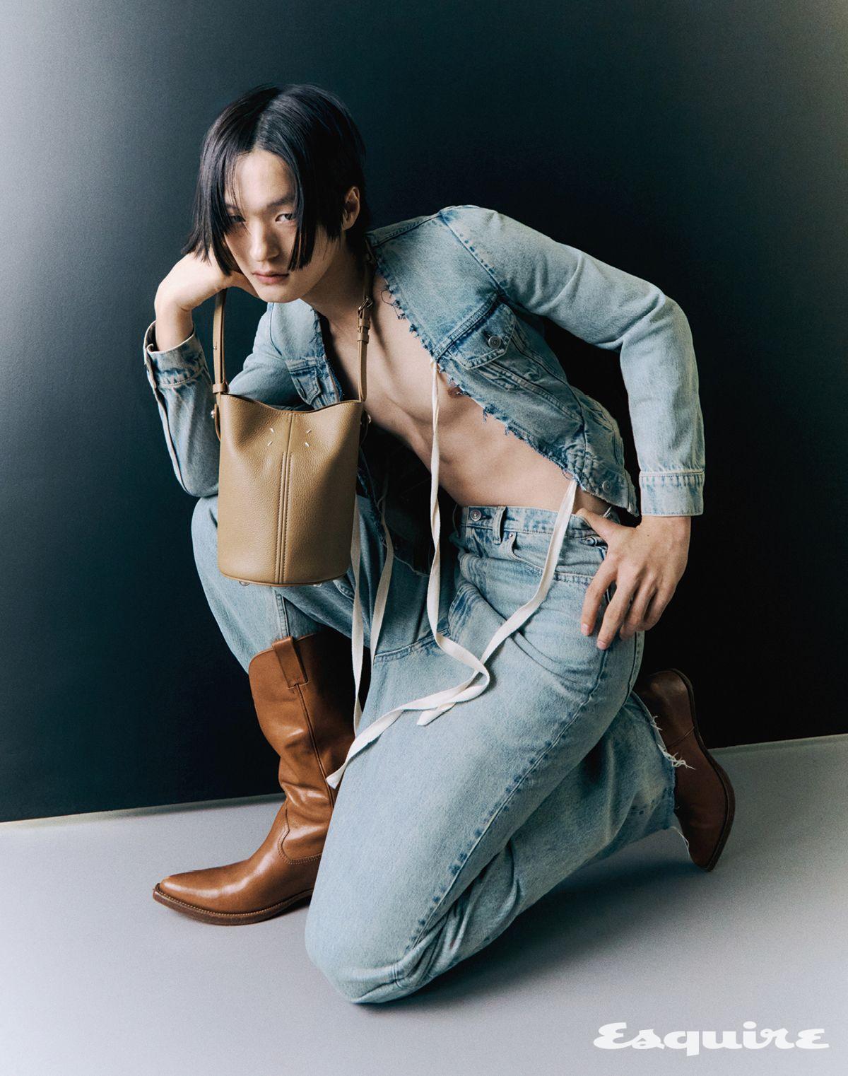 데님 재킷, 팬츠, 힐리스 웨스턴 하이 부츠, 드레사주 숄더백 모두 가격 미정 메종 마르지엘라.