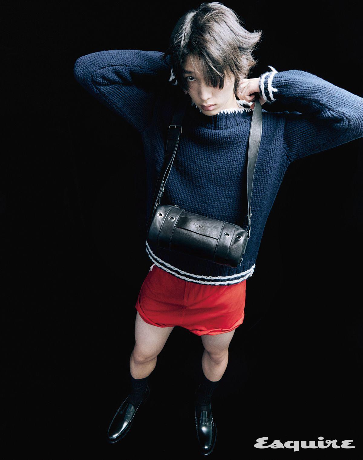 스티치 디테일 울 니트 톱, 포플린 쇼츠, 삭스, 브러시 레더 로퍼, 레더 트래블백 모두 가격 미정 프라다.