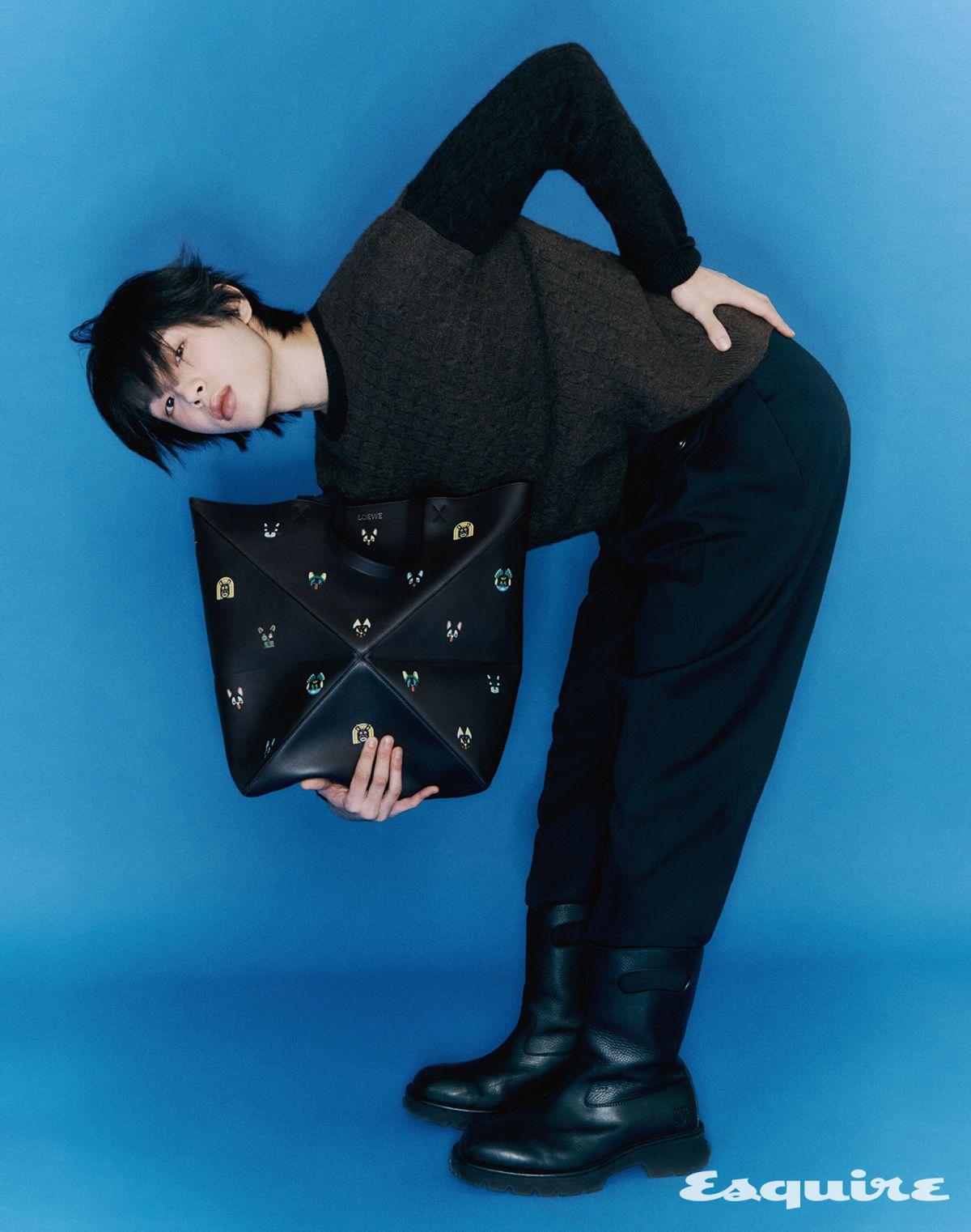 캐시미어 스웨터 240만원, 울 팬츠 190만원, 카프스킨 부츠 190만원, 캣 XL 퍼즐 폴드 토트백 390만원 모두 로에베.