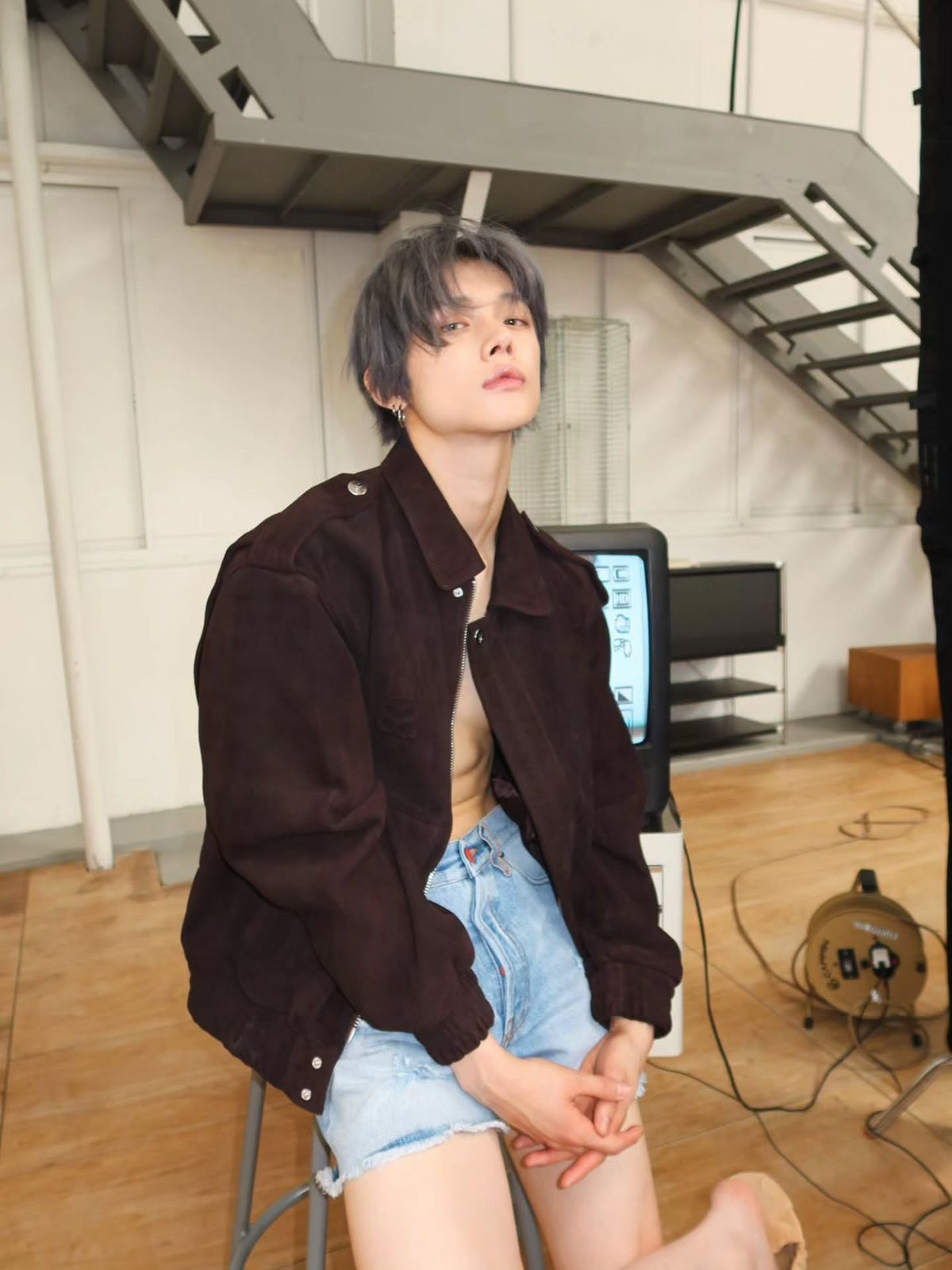 묘하게 차가우면서도 관능적인 애쉬 블루로 염색한 연준 / 이미지 출처: 인스타그램(@yawnzzn)