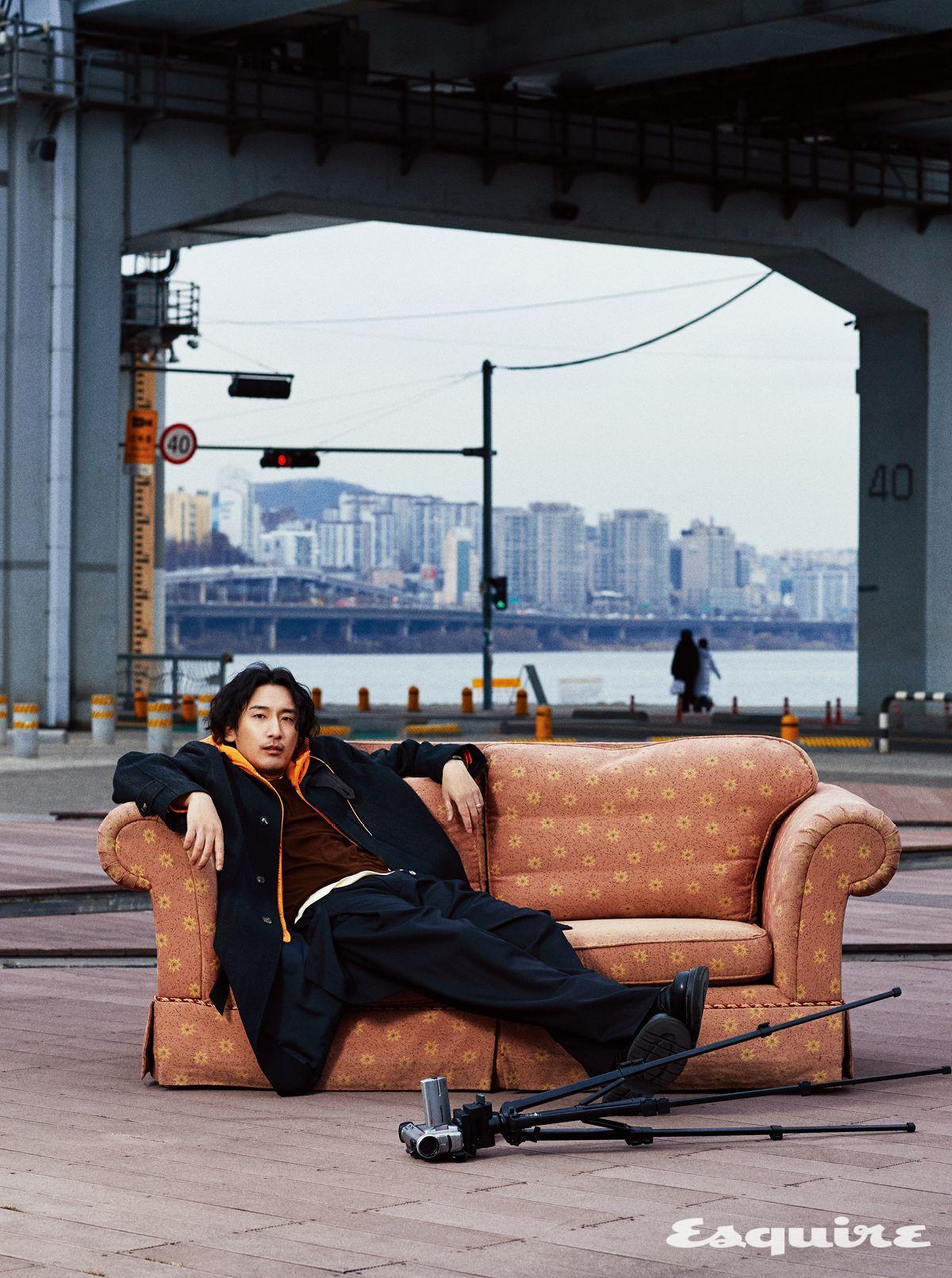 롱 코트, 팬츠 모두 지용킴 by 10 꼬르소 꼬모 서울. 오렌지 컬러 후디 C.P. 컴퍼니. 이너 톱 렉토. 슈즈 스타일리스트 소장품.