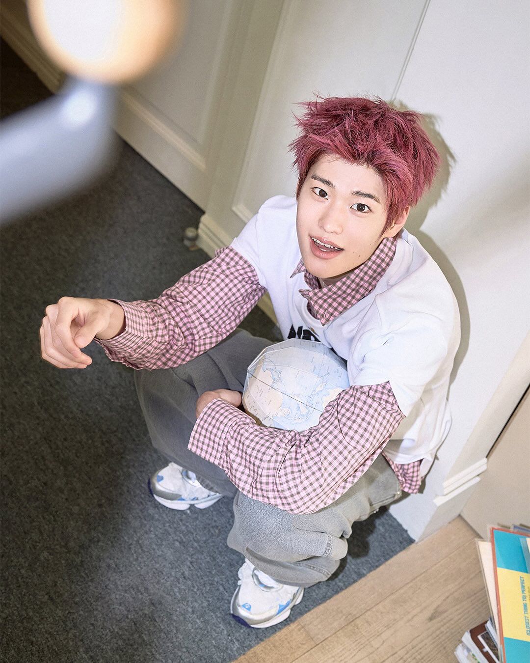 귀여운 반항미와 소년미가 공존하는 핑크 헤어의 소희 / 이미지 출처: 인스타그램(@riize_official)