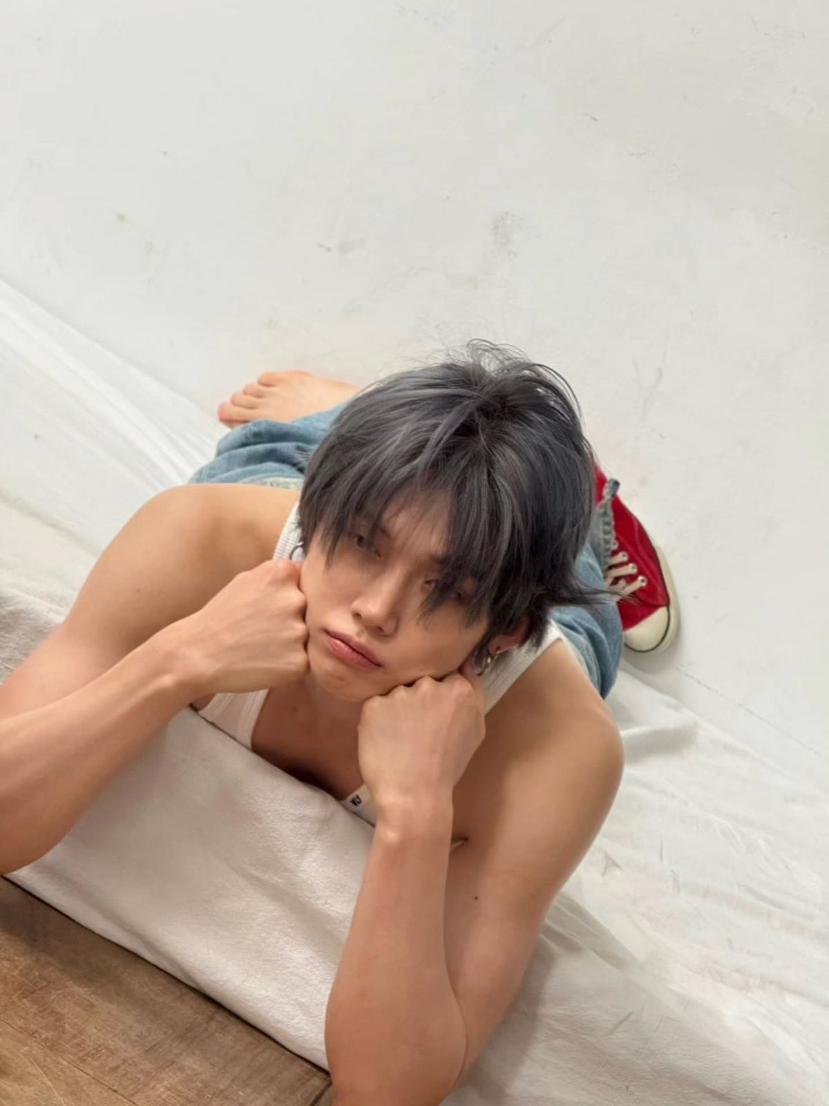 묘하게 차가우면서도 관능적인 애쉬 블루로 염색한 연준 / 이미지 출처: 인스타그램(@yawnzzn)