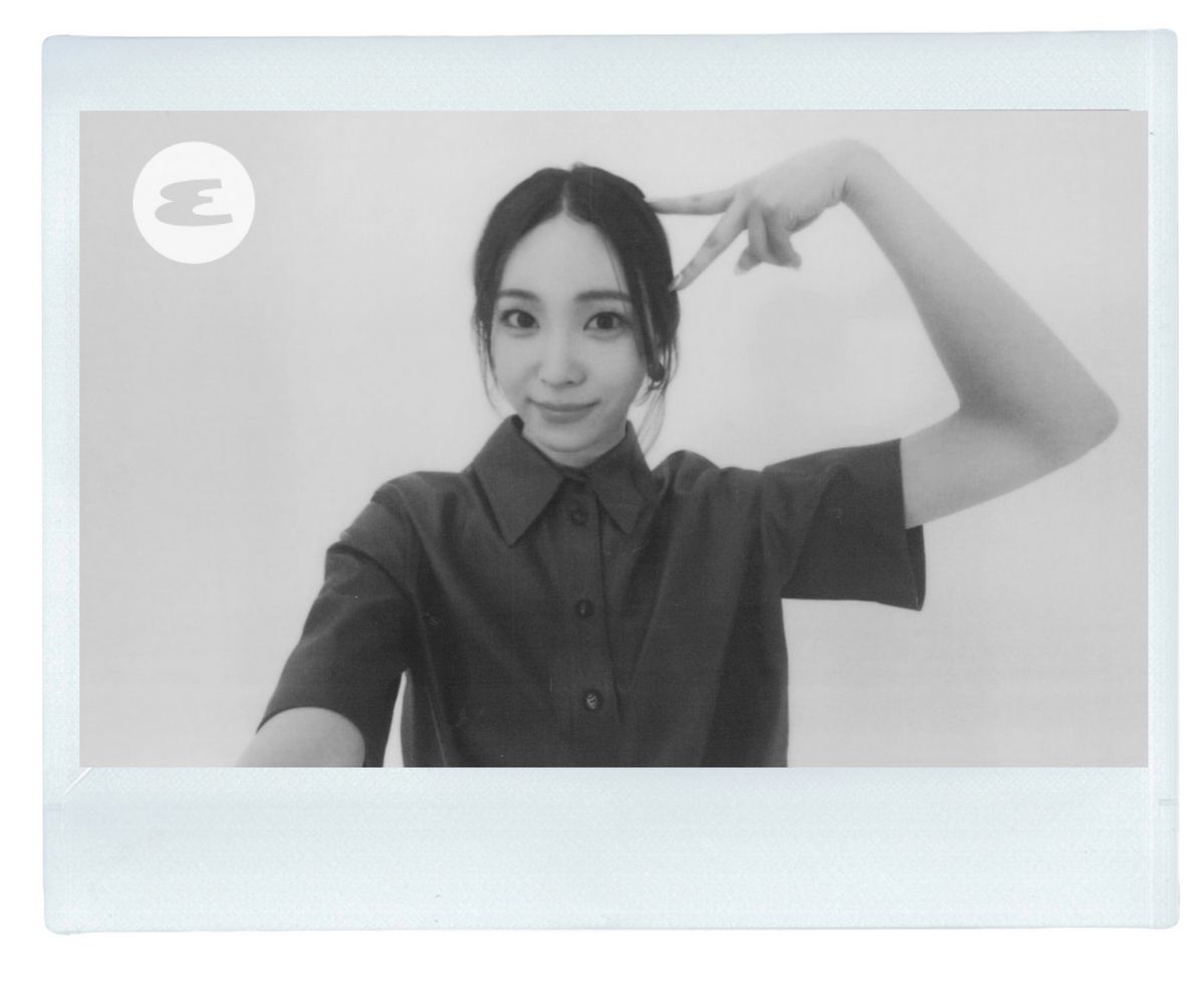 에스콰이어 화보 촬영 도중, 폴라로이드를 찍는 환승연애 4 메기 출연진 현지