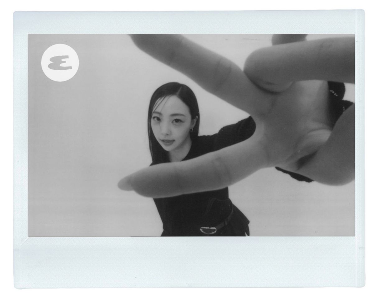 에스콰이어 화보 촬영 도중, 폴라로이드를 찍는 환승연애 4 출연진 민경