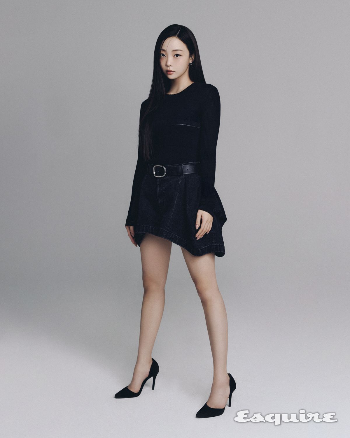 셔츠, 스커트 모두 사카이. 벨트 아르켓.