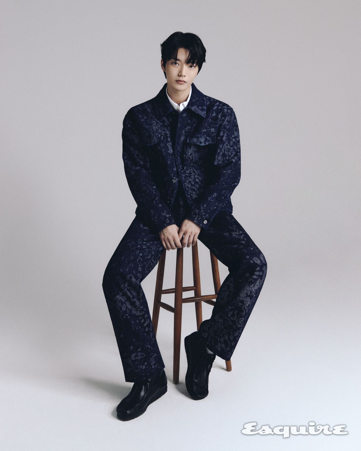 재킷, 팬츠 모두 펜디. 셔츠 겐조. 슈즈 클락스.