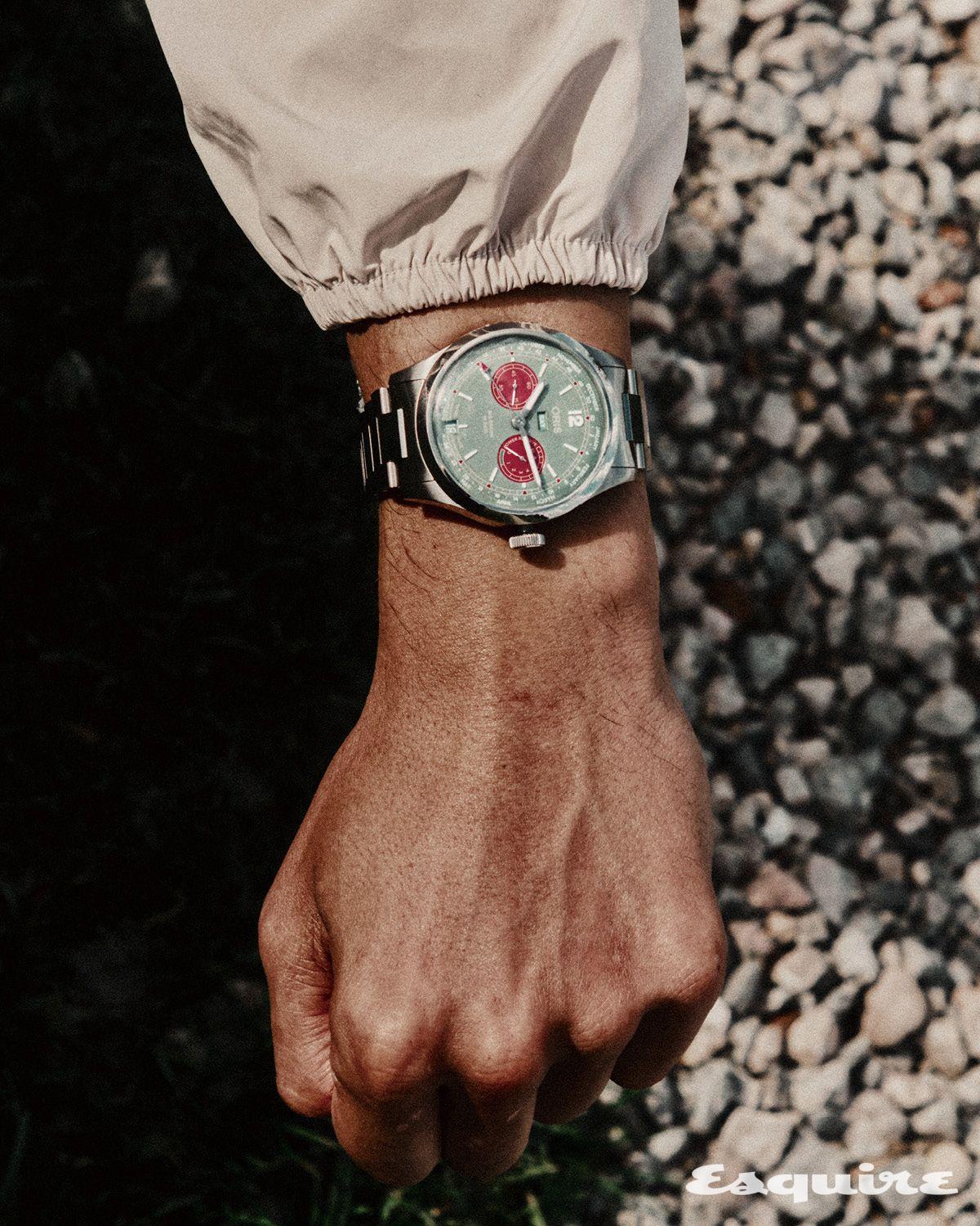 43mm 스틸 케이스의 빅 크라운 칼리버 113 5800파운드 오리스. 재킷 브루넬로 쿠치넬리.