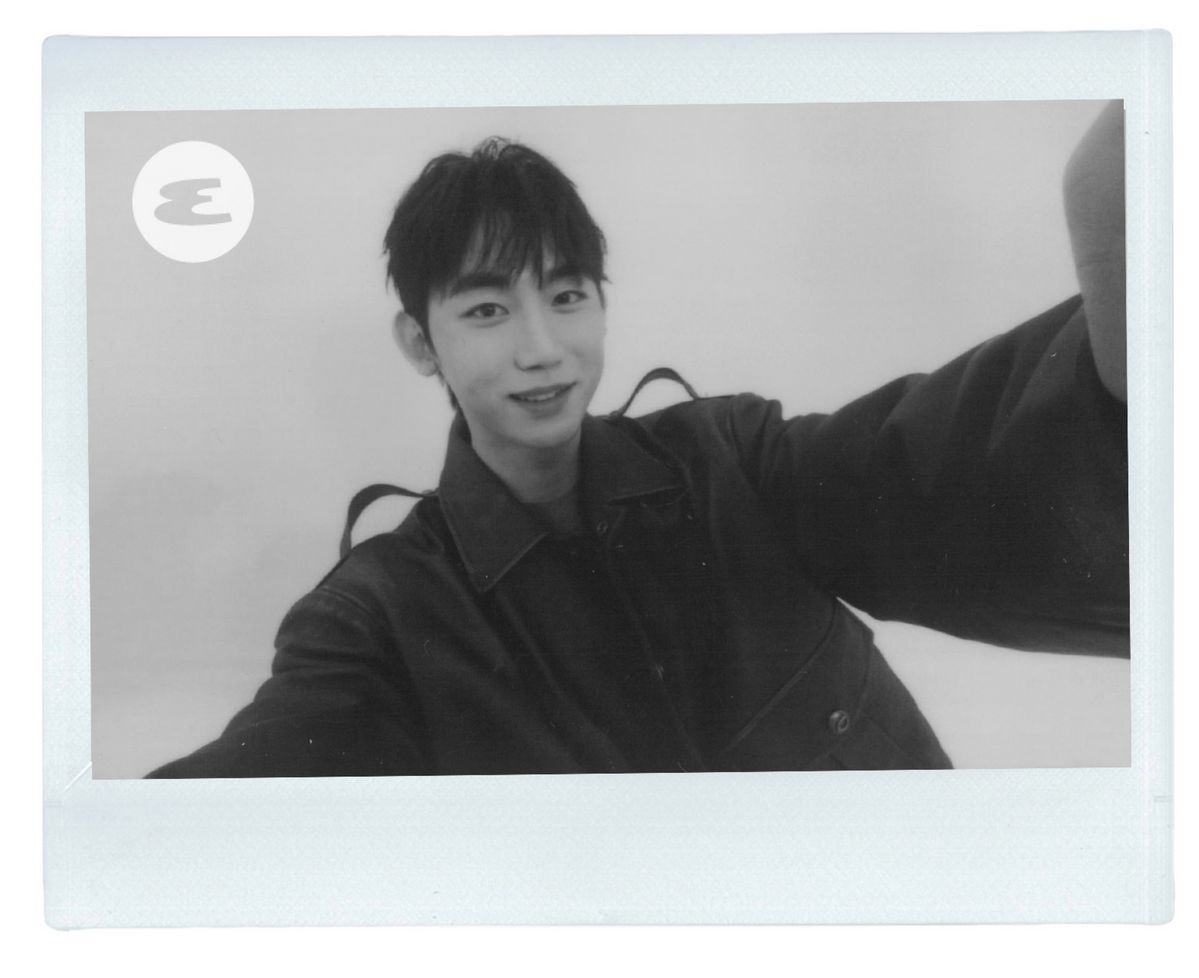 에스콰이어 화보 촬영 도중, 폴라로이드를 찍는 환승연애4 메기 출연진 재형