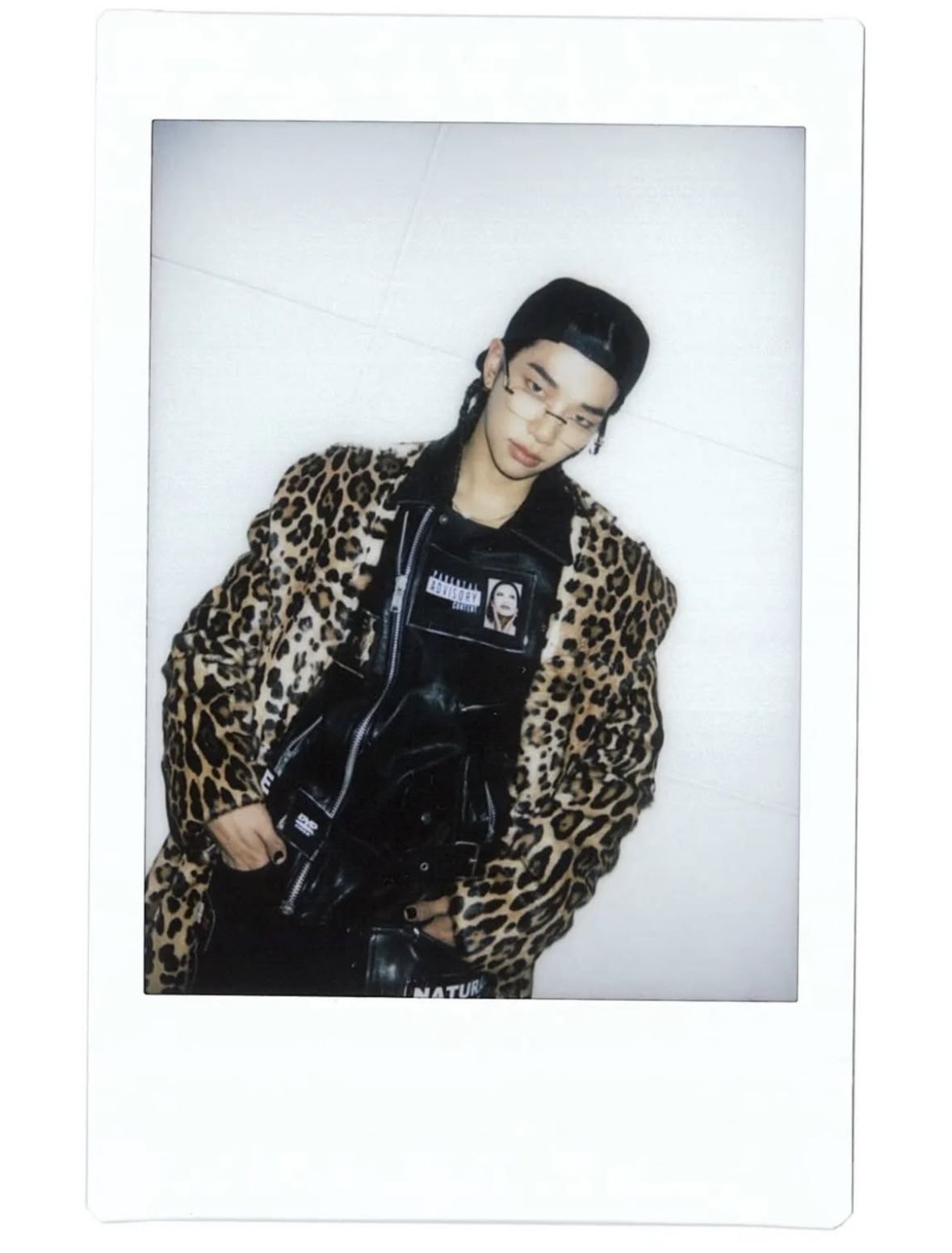 돌체앤가바나의 레오파드 퍼 코트 안에 쿠쿠 베베의 커스텀 제품을 입은 타잔의 폴라로이드 이미지 / 이미지 출처: 인스타그램 @allday_project