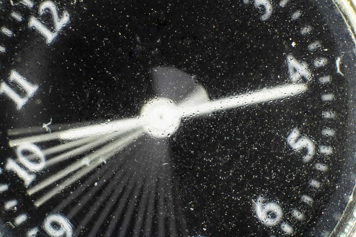 시계 내부 유리면에 맺힌 응결 현상 이미지 / 이미지 출처: 언스플래쉬. 