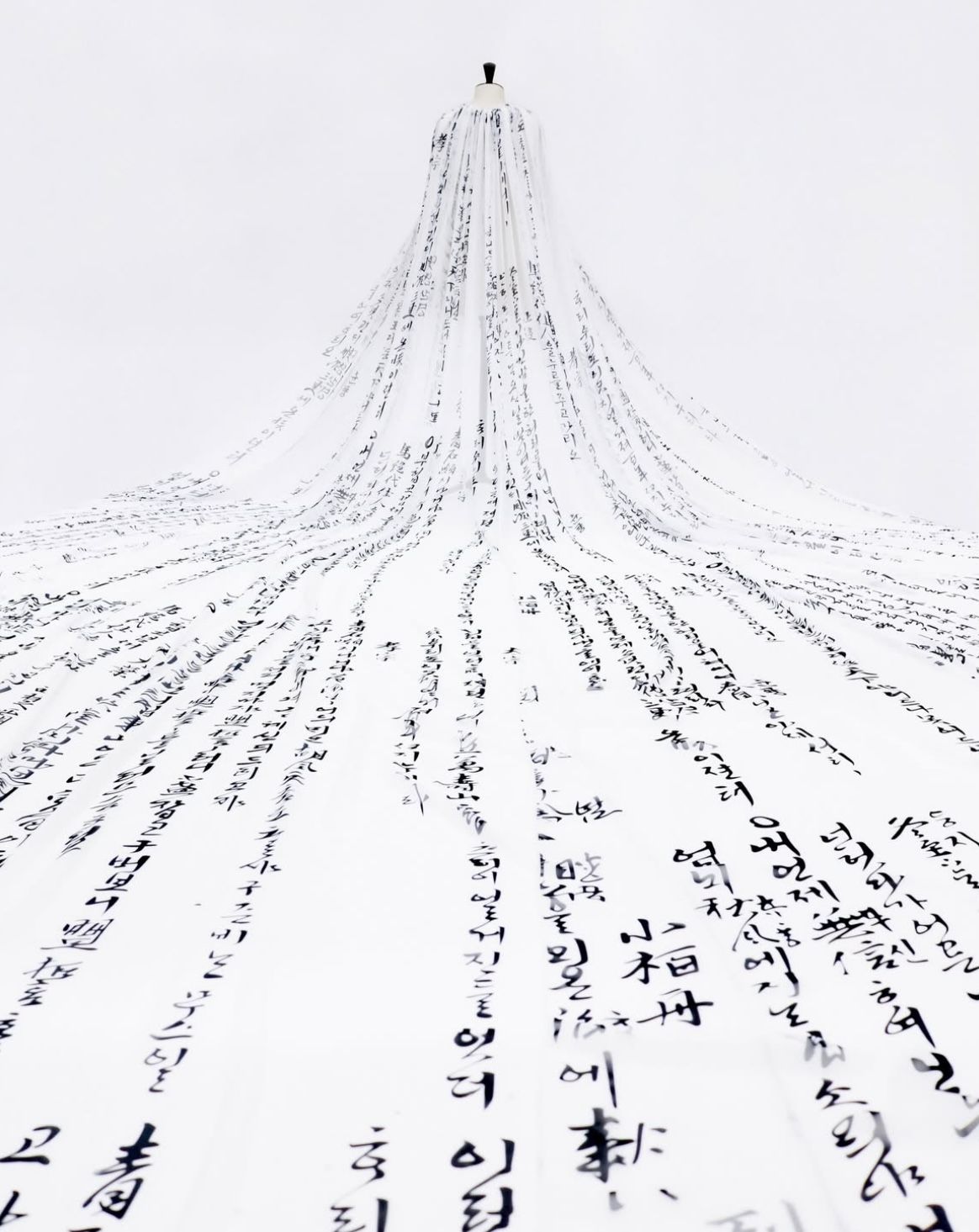  ‘청구영언(靑丘永言)’의 구절이 새겨진 15미터 길이의 베일 이미지 / 이미지 출처: 인스타그램 @leje.official 