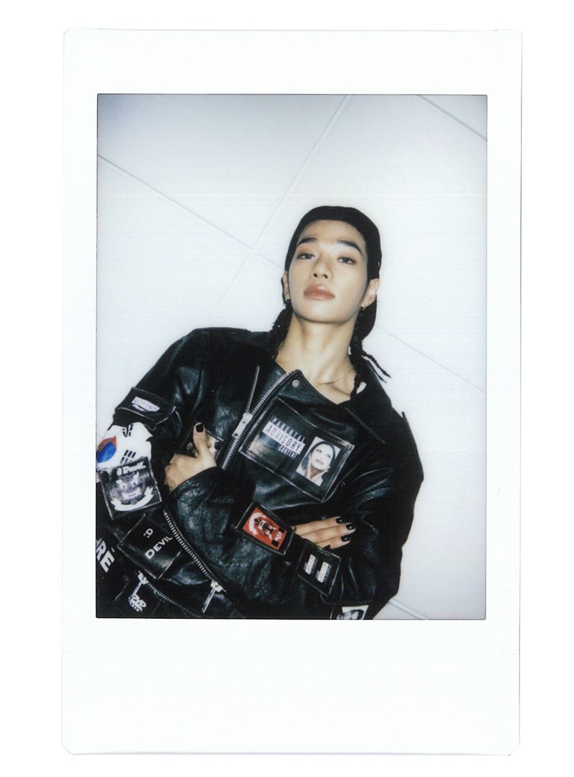 쿠쿠 베베의 커스텀 제품을 입은 타잔의 폴라로이드 이미지 / 이미지 출처: 인스타그램 @tarzzan