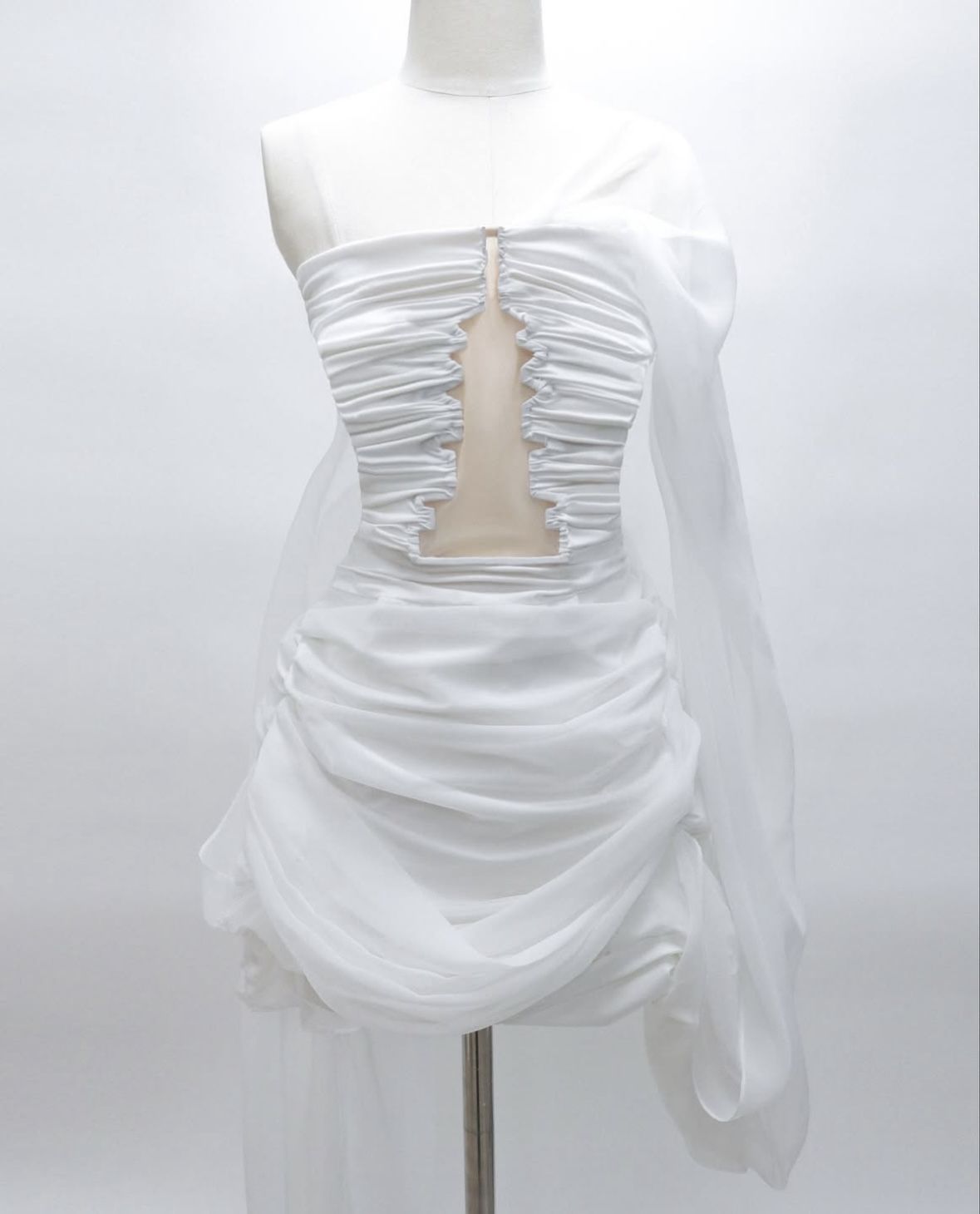 Record of the Year를 수상하며 착용한 드레스 이미지 / 이미지 출처: 인스타그램 @leje.official 