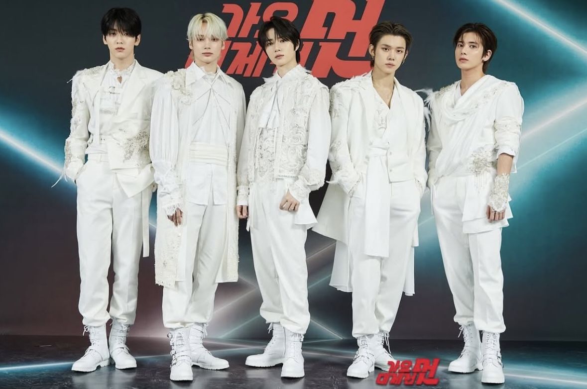 톤 서울이 제작한 올 화이트 커스텀 의상을 입고 단체사진을 찍은 투모로우바이투게더 / 이미지 출처: MBC 가요대제전.