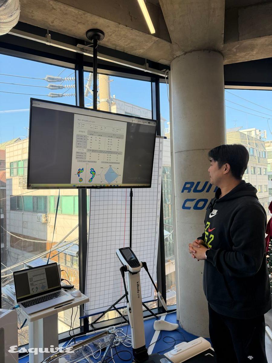 러닝 아카데미 런콥의 박명현 감독이 족압 분석 결과를 보며 설명하고 있다. 